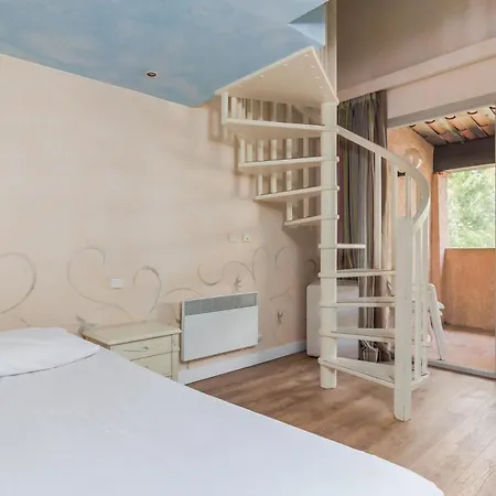Castel 'provence موانس سارتوكس